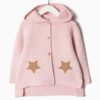 chaqueta abrigo tricot con capucha pompon rosa estrellas color marron moda infantil zippy invierno rebajas 100x100 - Abrigo rosa con lunares