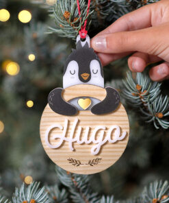 Bola de navidad personalizada madera abrazos artesanos pinguino 247x296 - Abrazo Pingüino madera y metacrilato