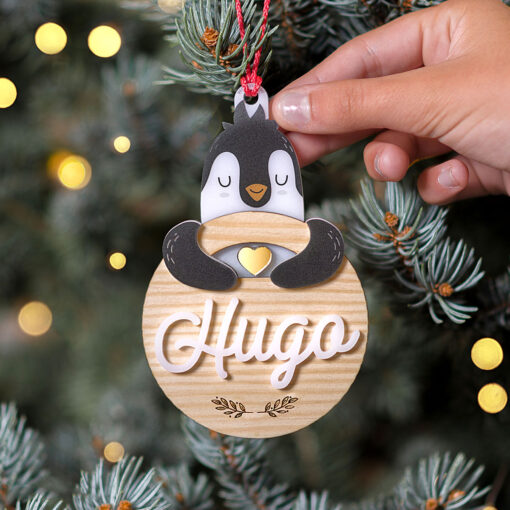 Bola de navidad personalizada madera abrazos artesanos pinguino 510x510 - Abrazo Pingüino madera y metacrilato